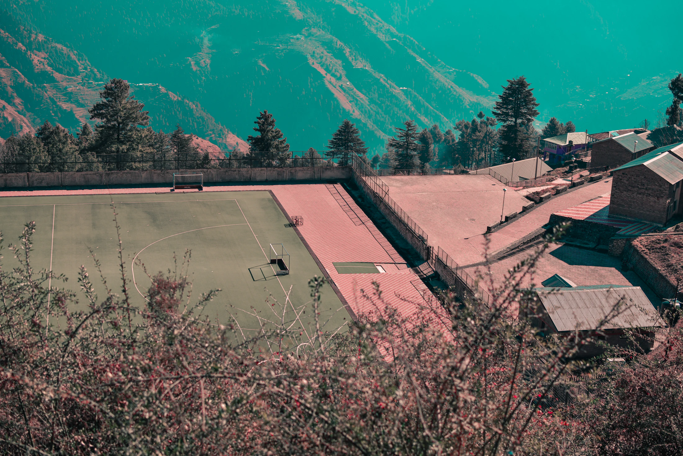 Courts de tennis extérieurs entourés de montagnes