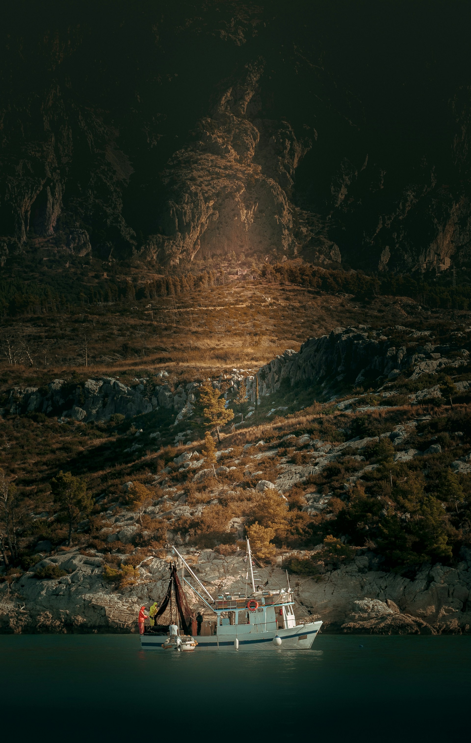 gray computer monitor