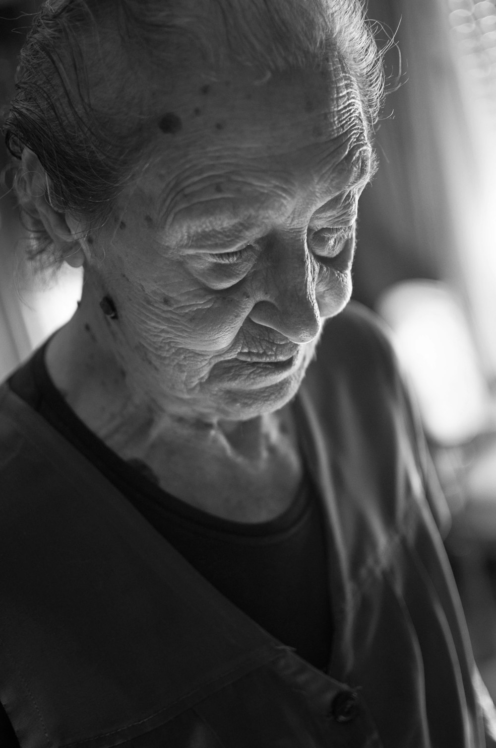 Eine alte Frau schaut auf ihr Handy