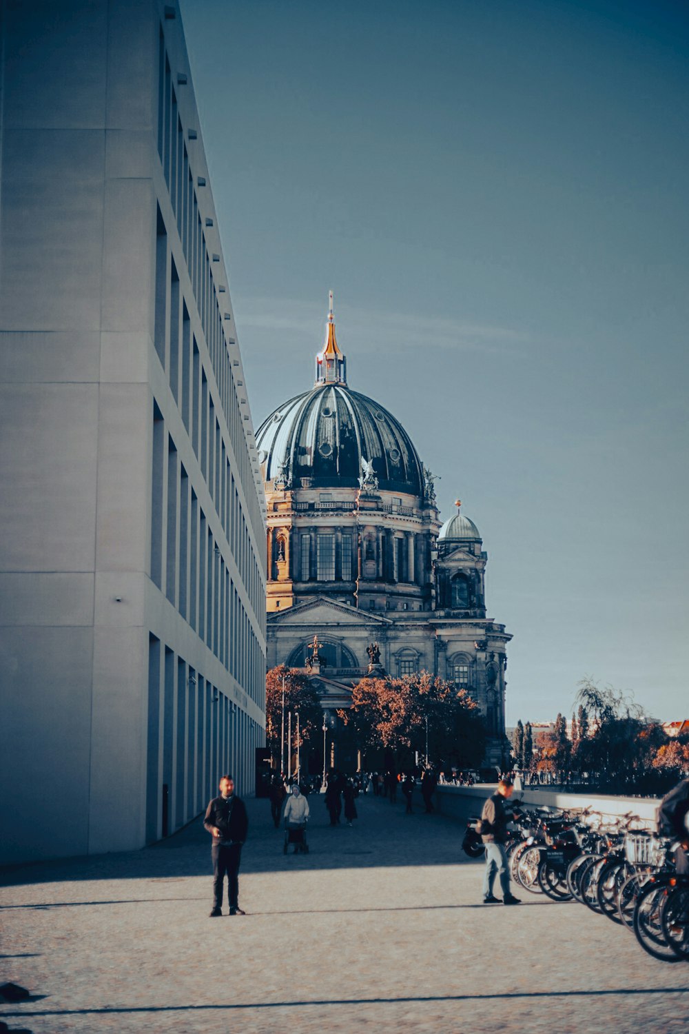 ein großes Gebäude mit einer Kuppel darauf