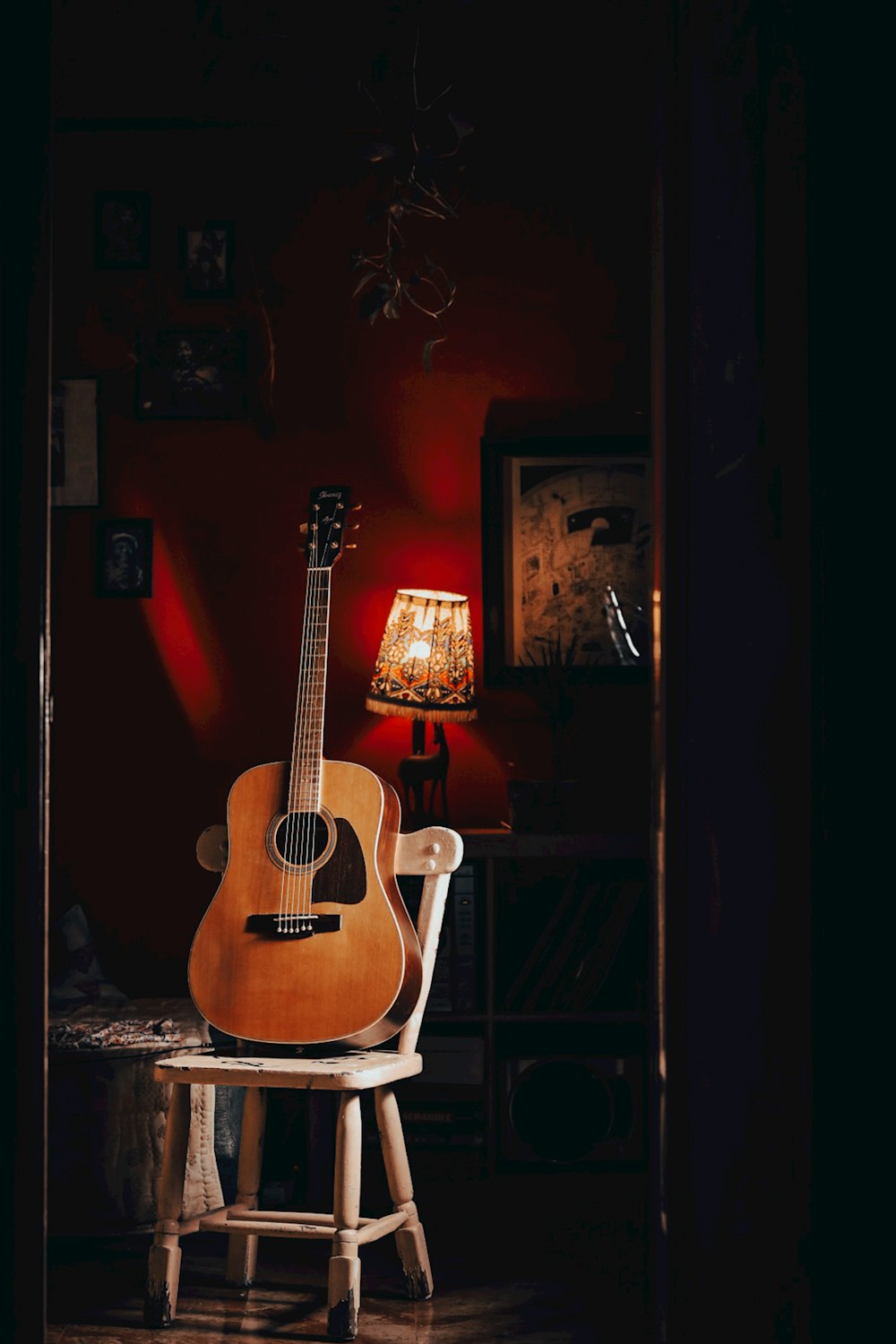 eine Gitarre, die auf einem Holzstuhl sitzt