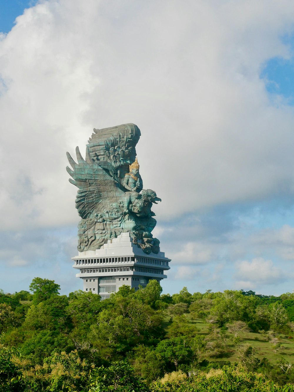 uma grande estátua de um pássaro no topo de um edifício