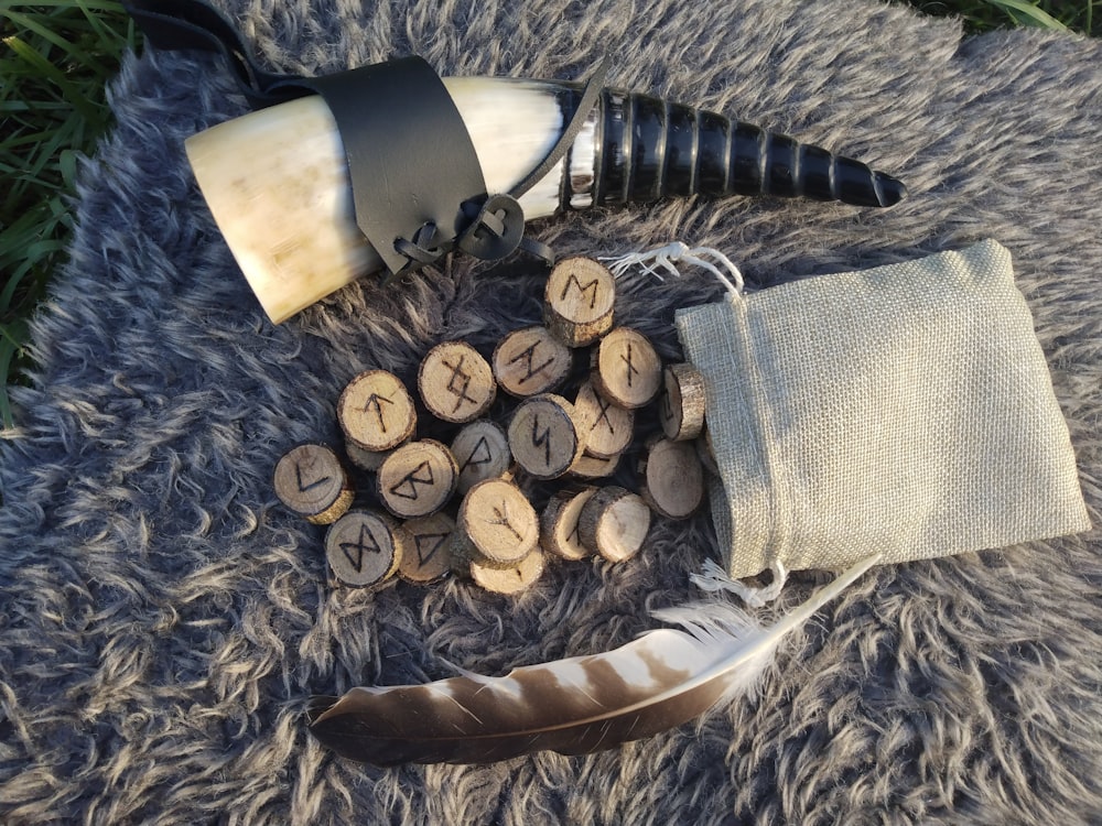 un bouquet de bois qui repose sur un tapis