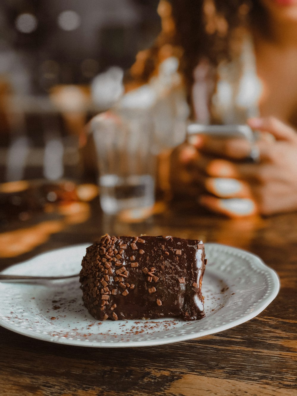 un trozo de pastel de chocolate en un plato blanco