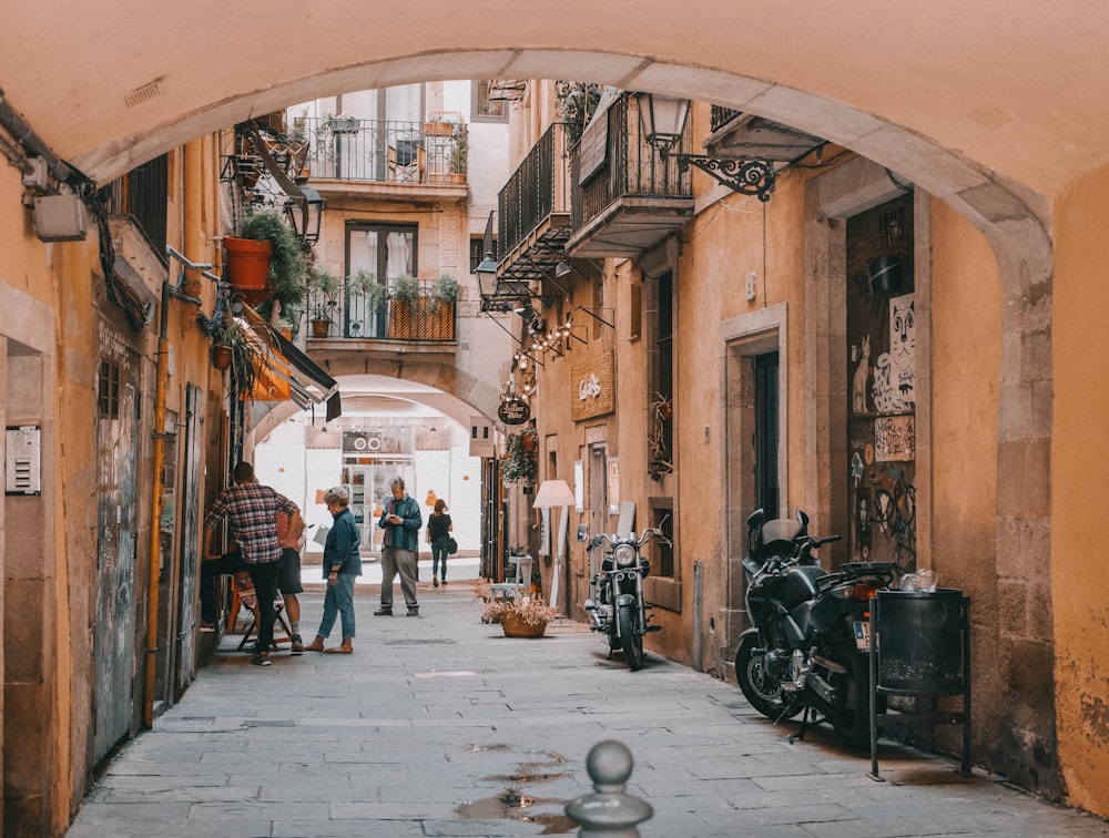 um grupo de pessoas andando por uma rua ao lado de edifícios altos