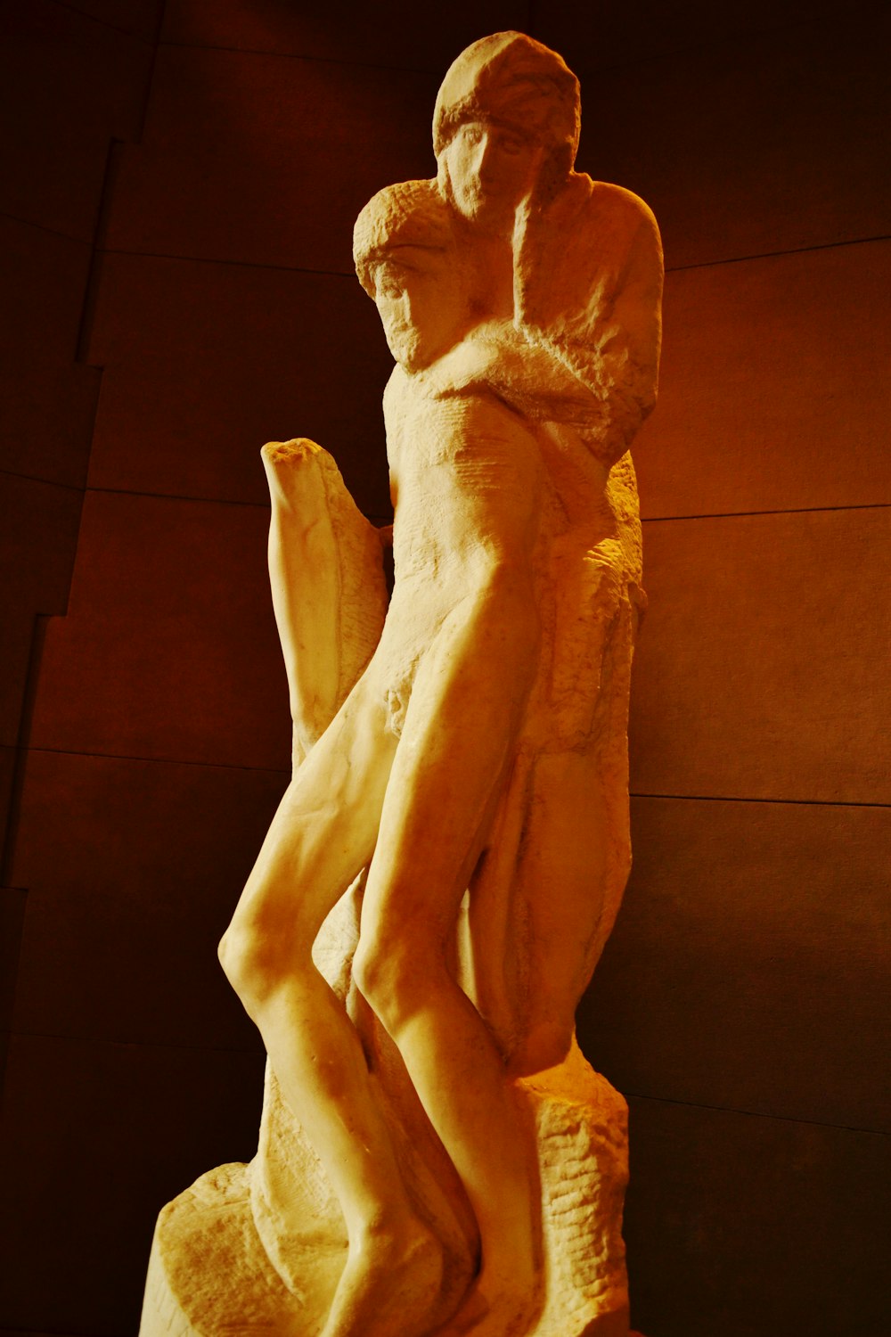 une statue d’un homme tenant une femme