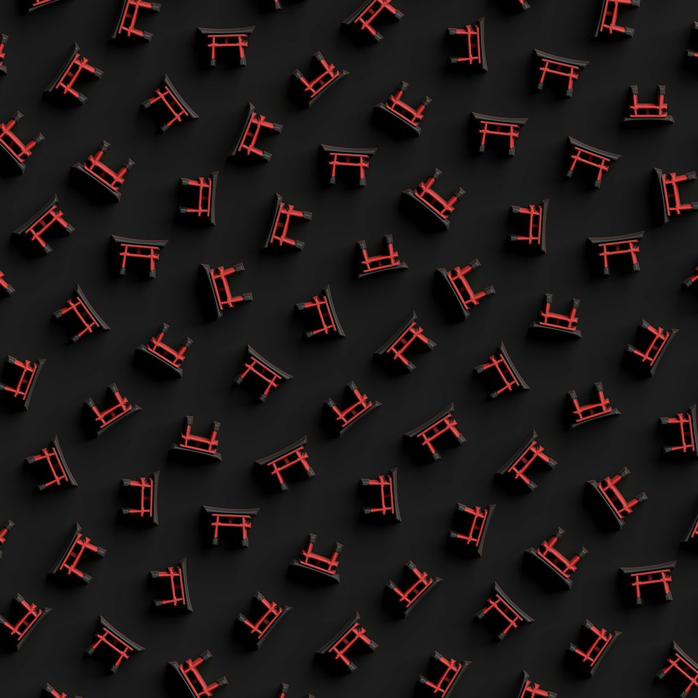 Un gruppo di sedie rosse sedute sopra una superficie nera
