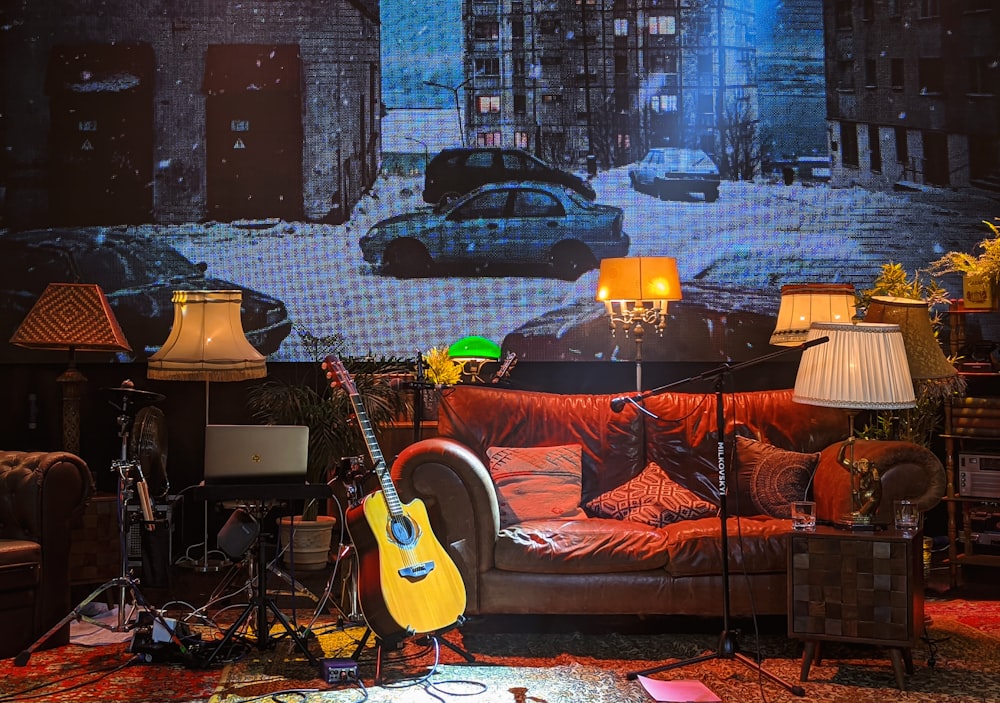 uma sala de estar cheia de móveis e uma guitarra
