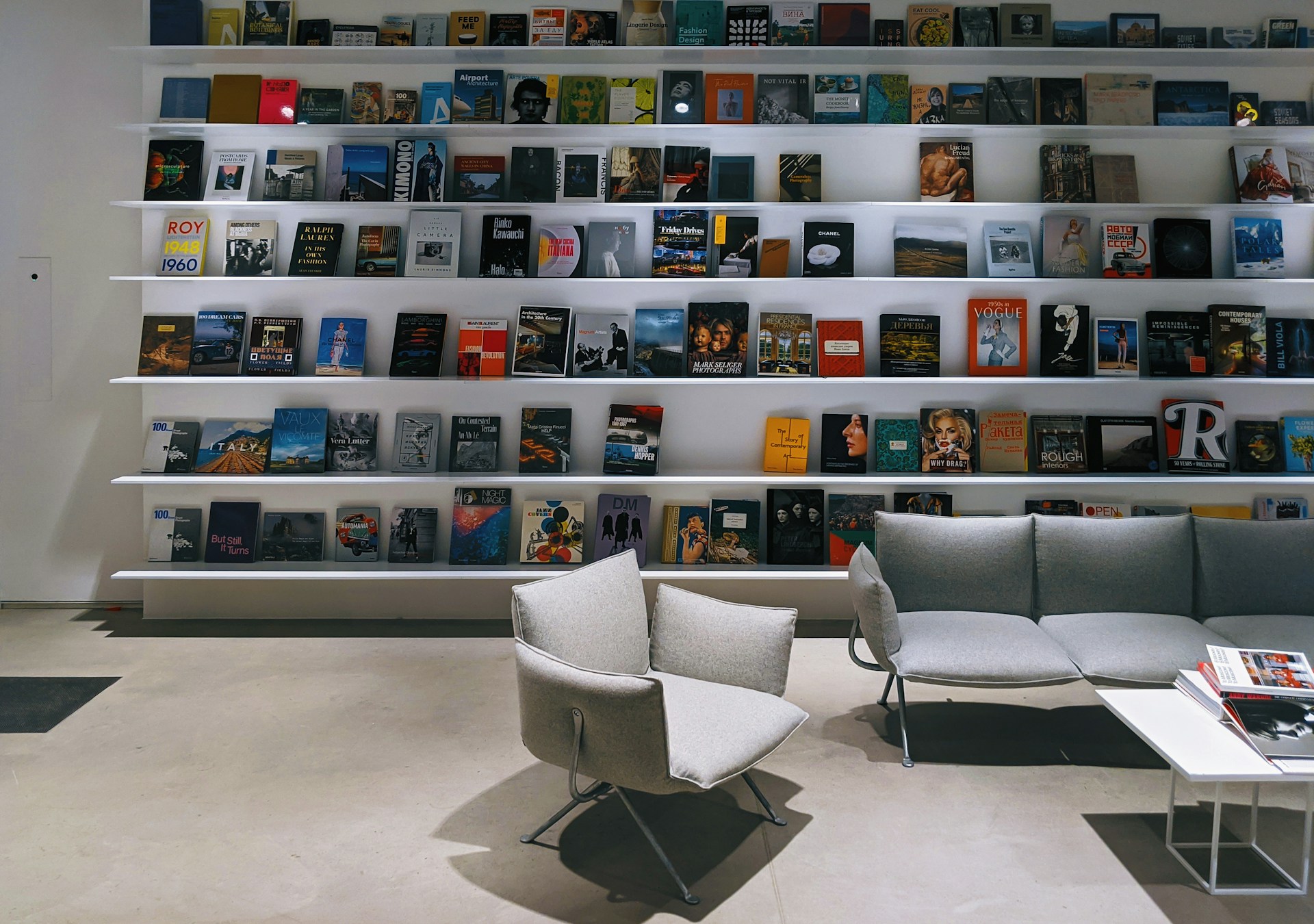 a living room with a lot of books on the wall
