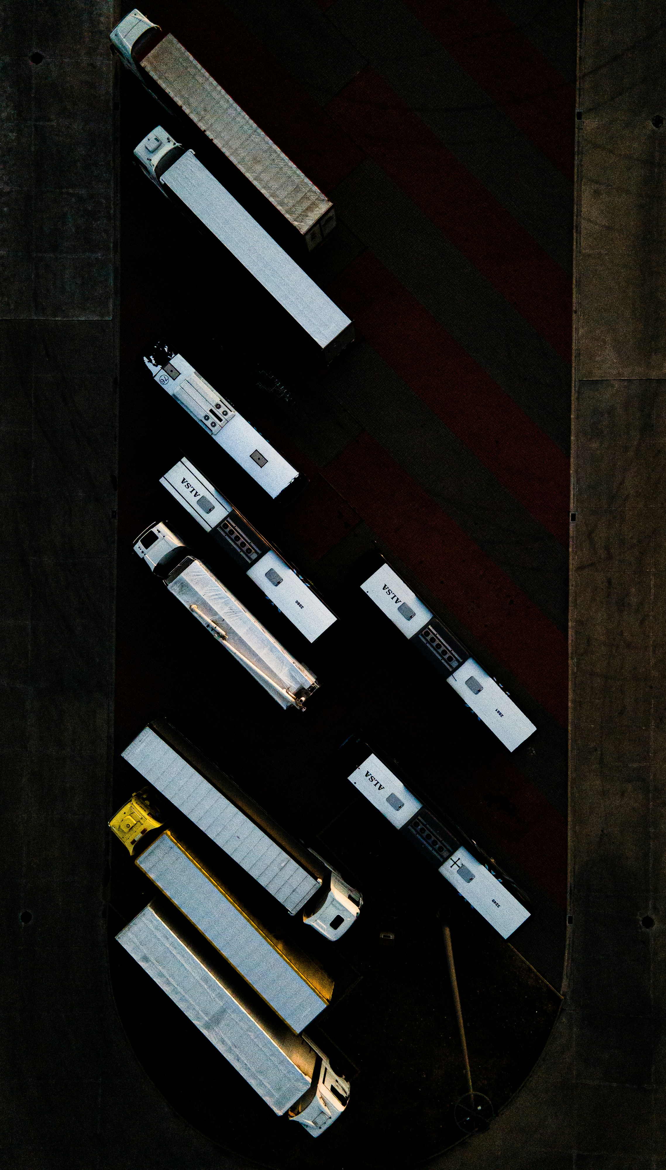 meja hitam di atasnya dengan banyak barang putih