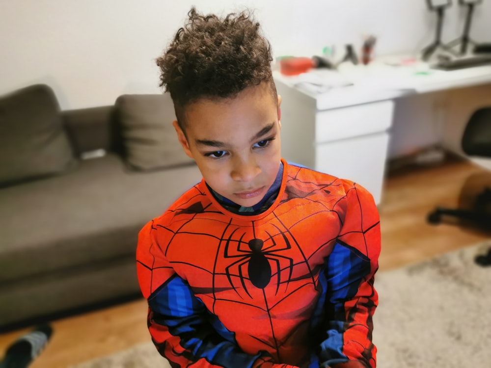 Un jeune garçon portant un costume d’homme araignée