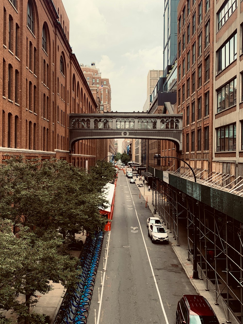 Una calle de la ciudad con un puente sobre ella