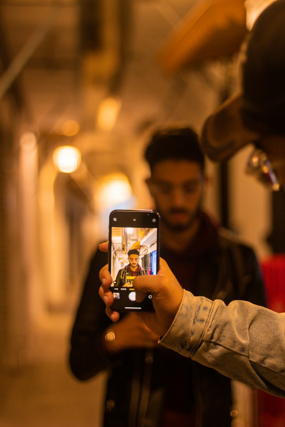 Un hombre tomando una foto de otro hombre con un teléfono celular