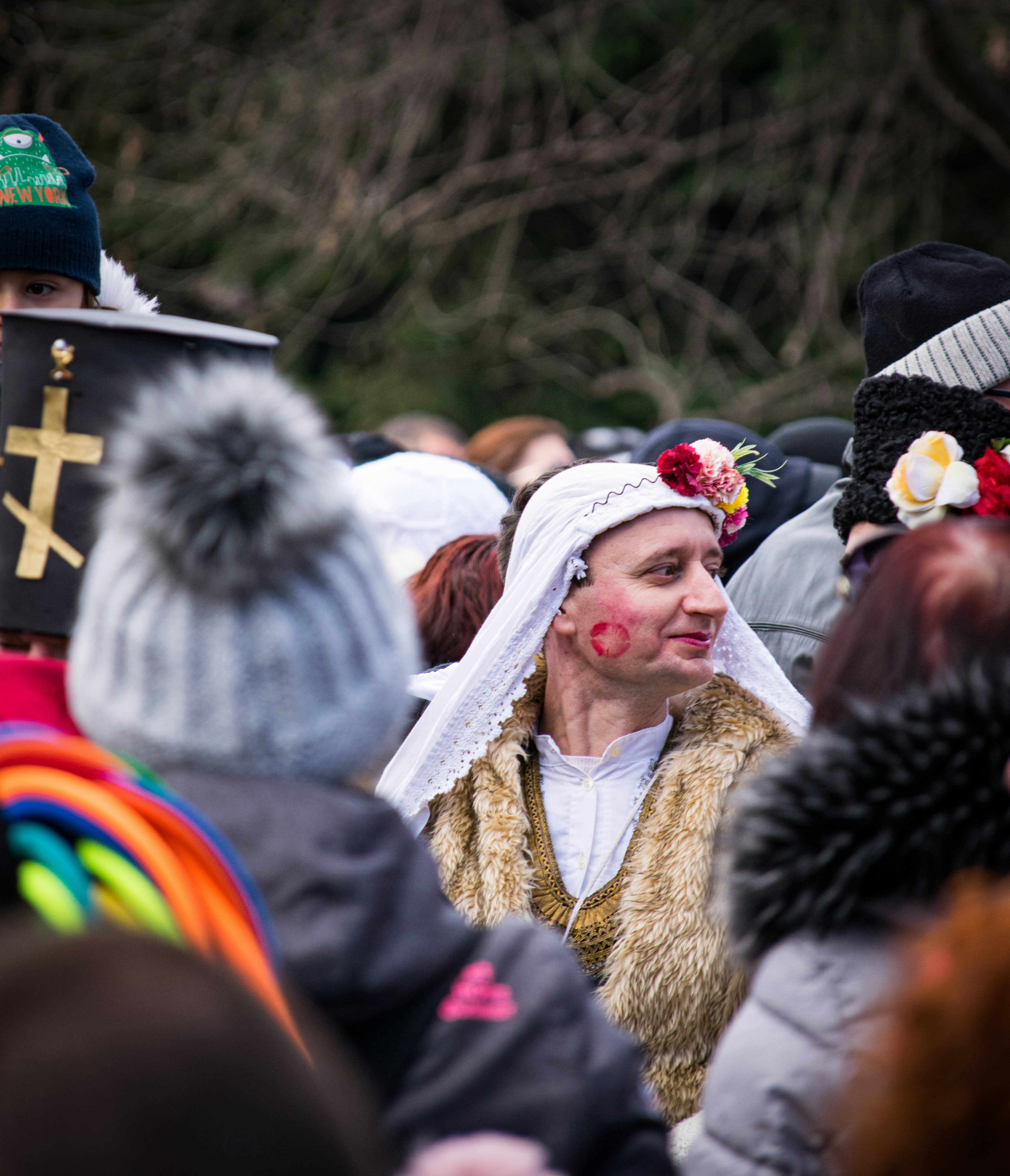 Un grupo de personas de pie una al lado de la otra