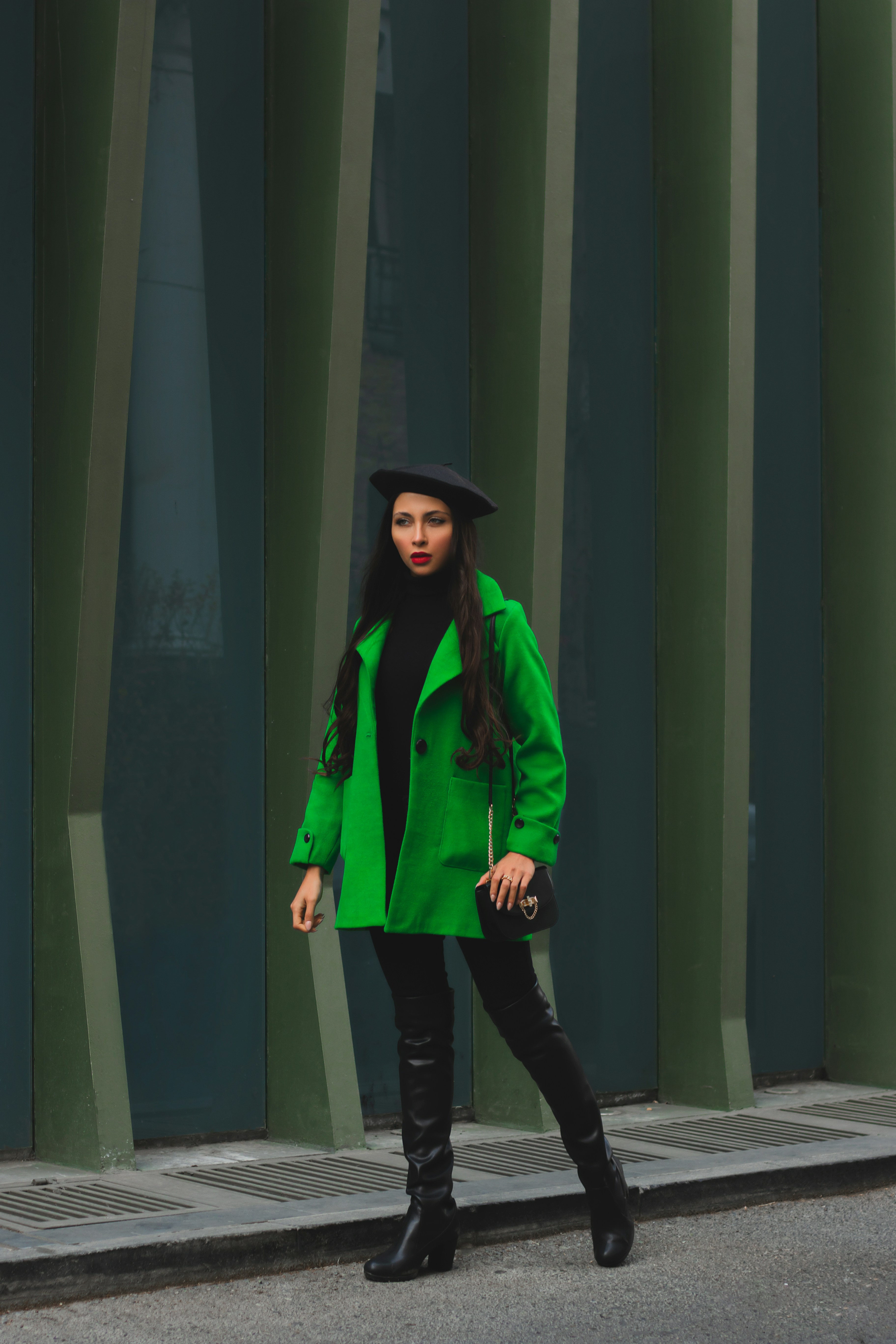 une femme debout sur un trottoir