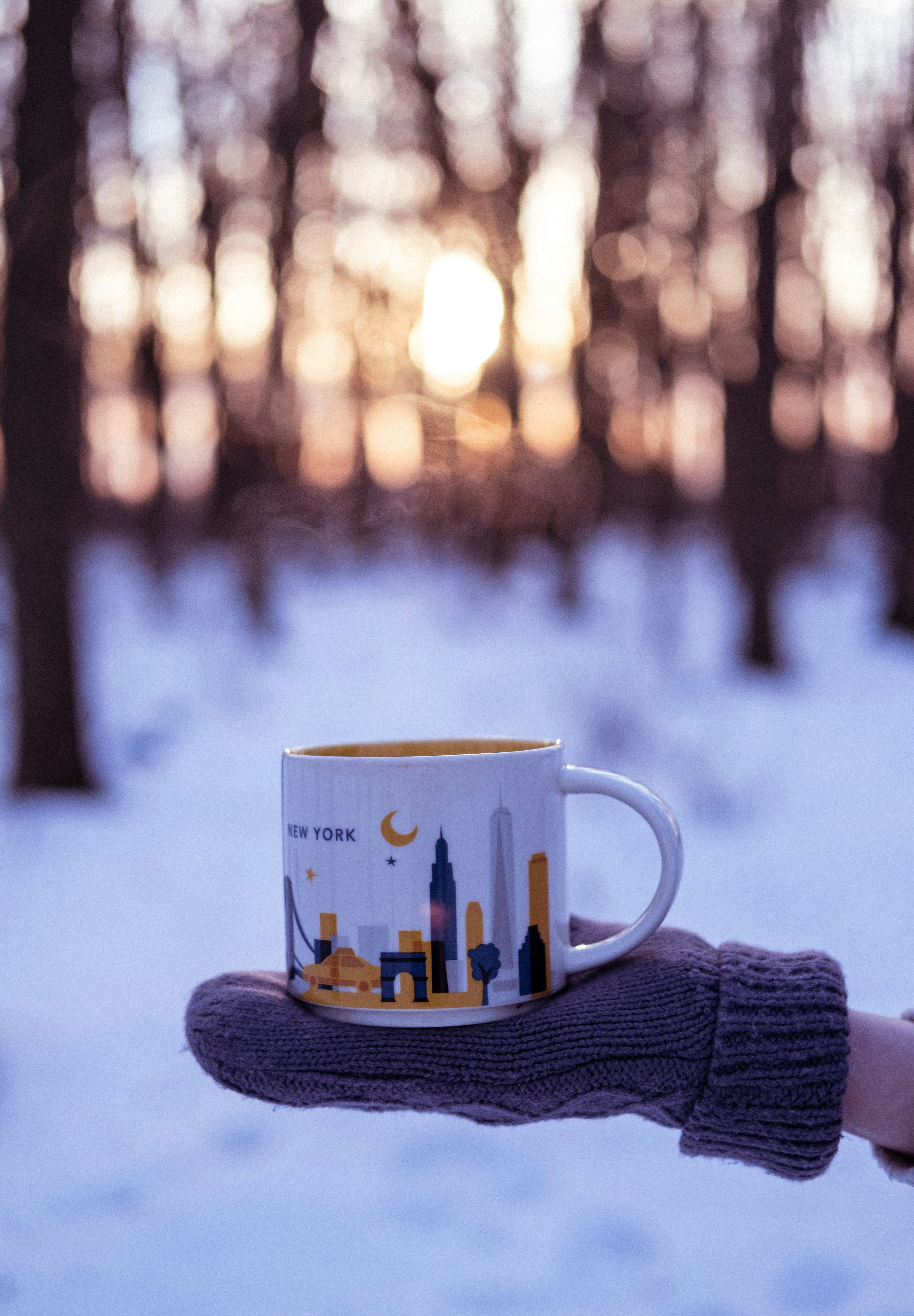 una persona sosteniendo una taza de café en la mano
