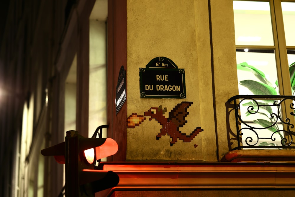 Ein Schild an der Seite eines Gebäudes mit der Aufschrift Rue du Dragon