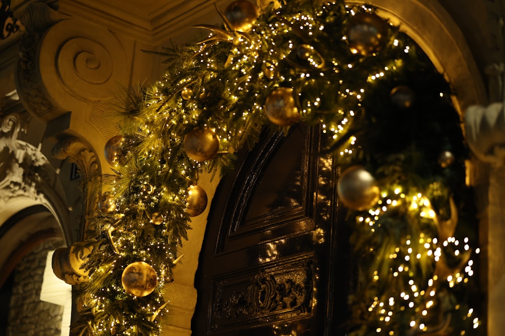 Una corona de Navidad está colgada en una puerta