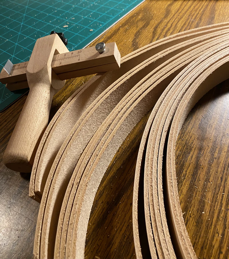 Empreinte de la rune en creux dans le grain du cuir