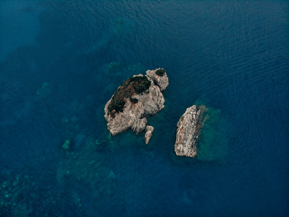Dos grandes rocas en medio de un cuerpo de agua