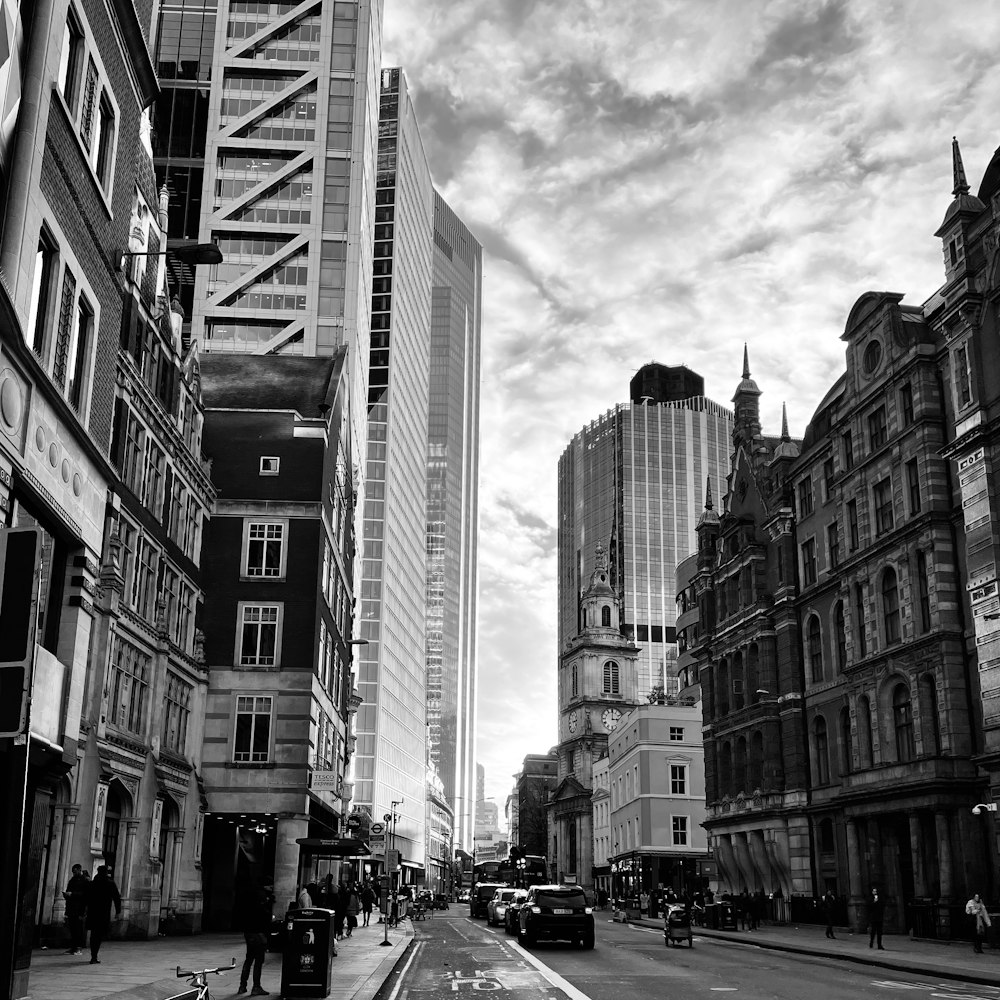 Una foto en blanco y negro de una calle de la ciudad