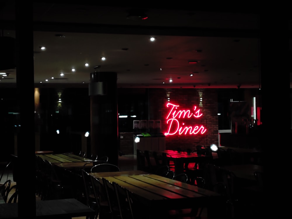 Tom 's Diner라고 적힌 네온 사인이있는 레스토랑