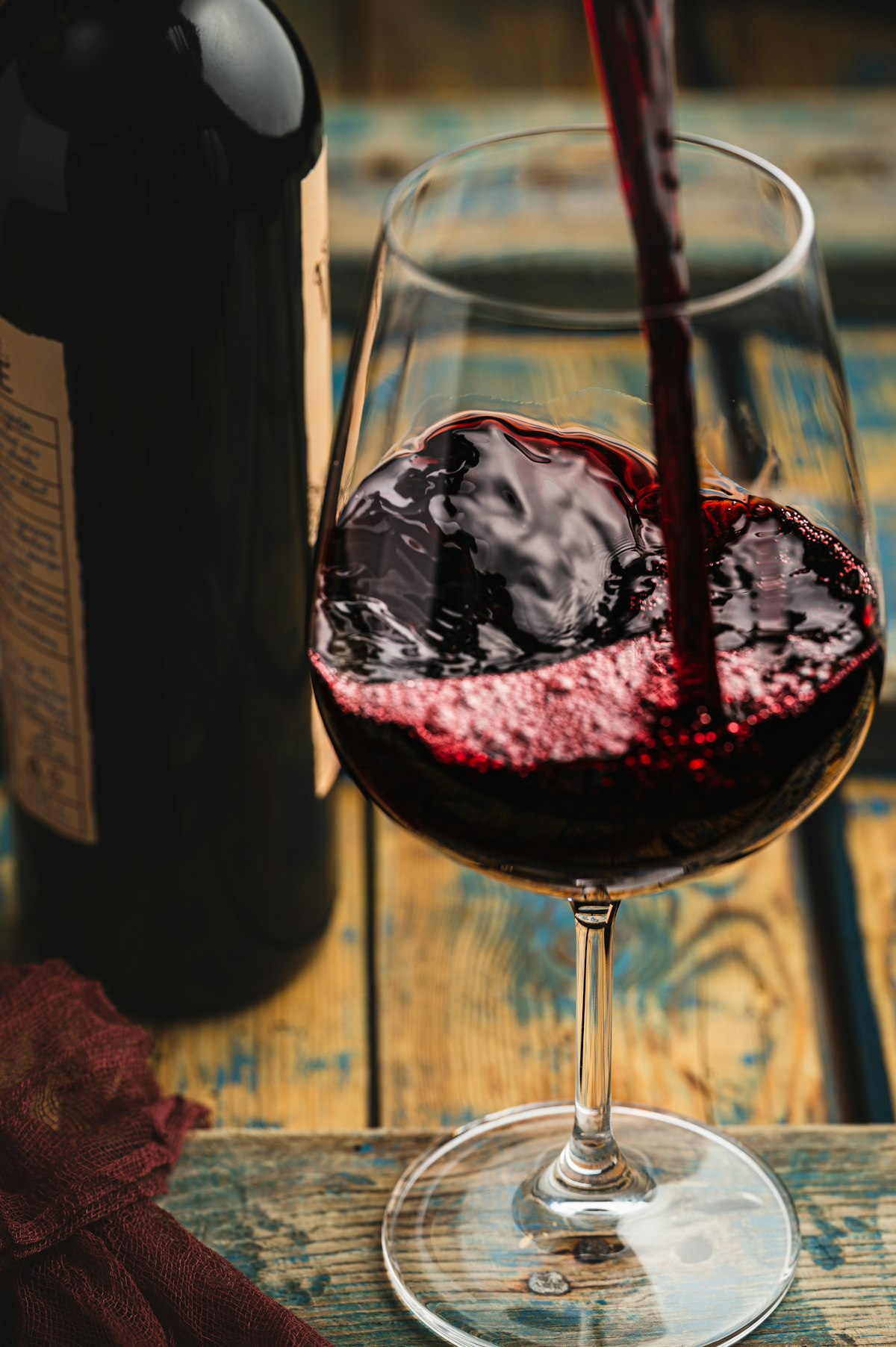 Vignoble en Langhe avec vignes de Nebbiolo et brouillard automnal