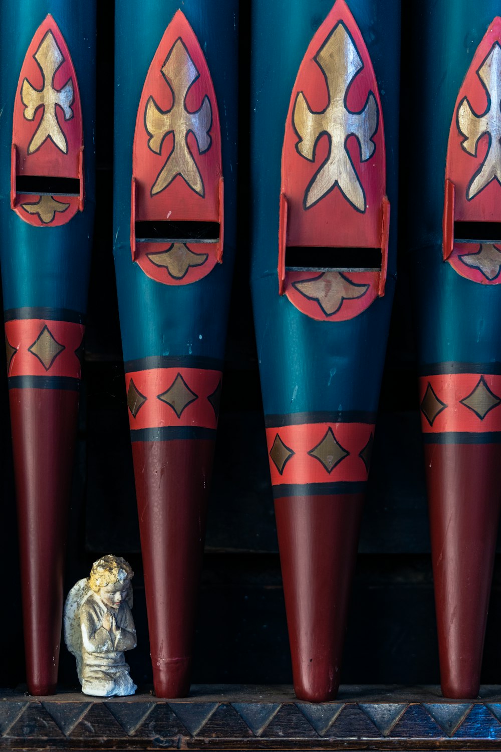 a row of blue and red vases sitting next to each other