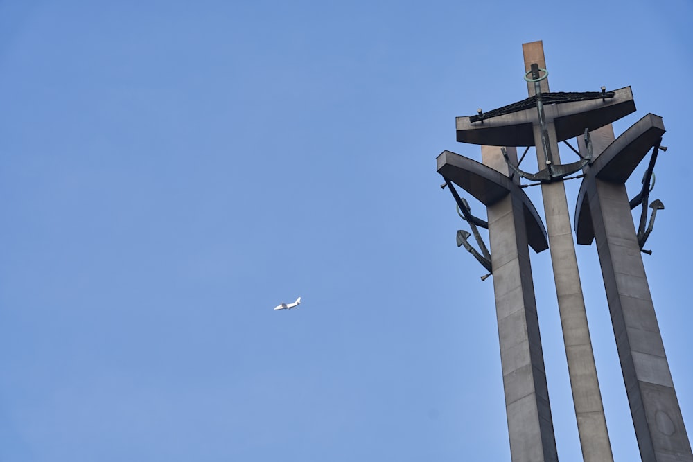 Un aereo che vola nel cielo vicino a una torre dell'orologio