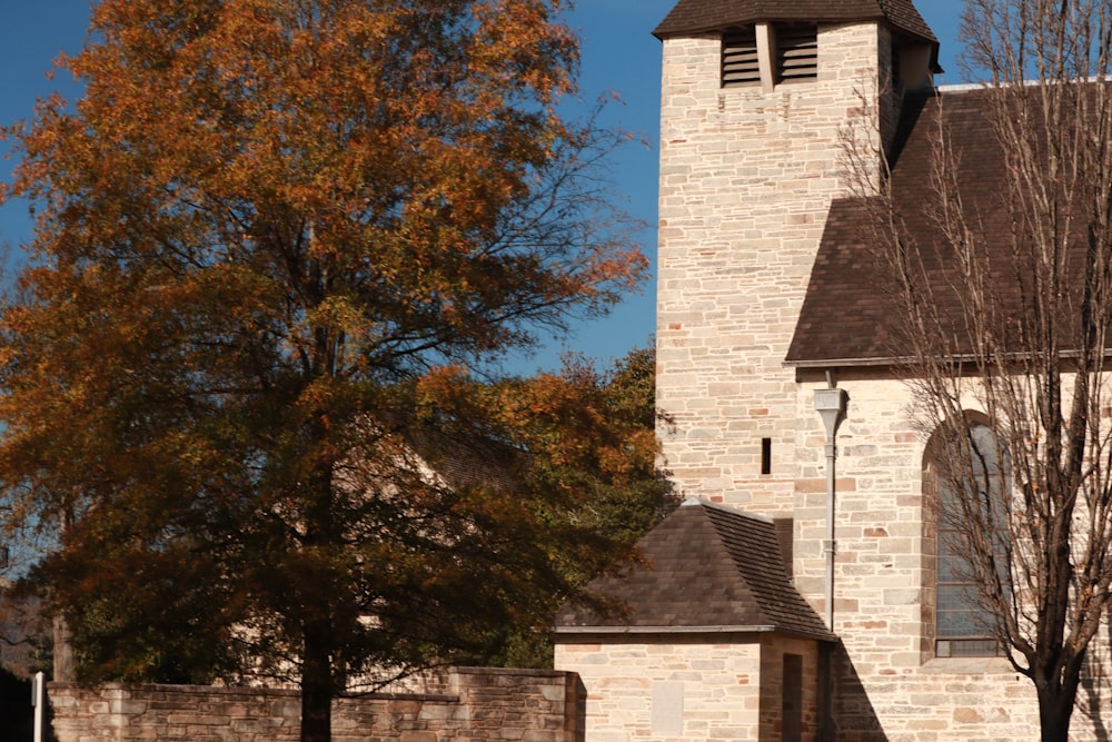 une grande église en brique avec une tour de l’horloge