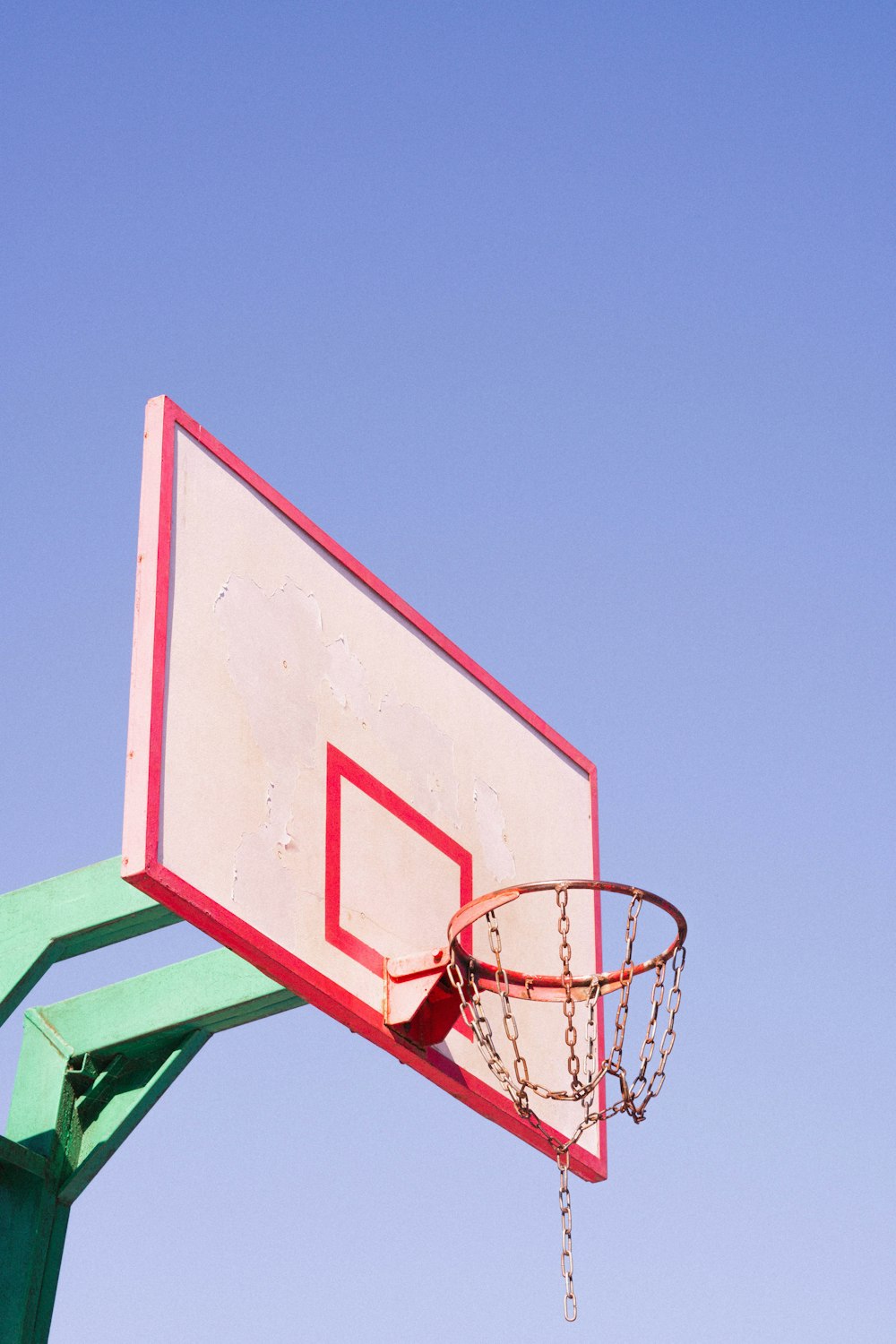 a basketball hoop with a chain attached to it