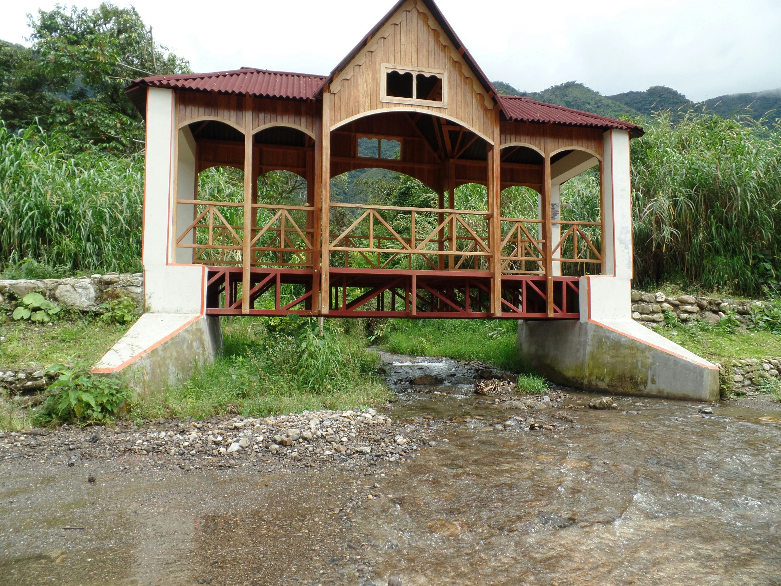 小川にかかる木の橋 森の中の小さな小川にかかる小さな木の橋 写真背景 無料