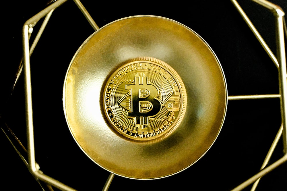 uma placa de ouro com um bitcoin sobre ele