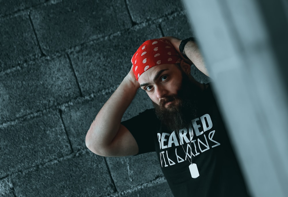 Un uomo con una bandana rossa in testa