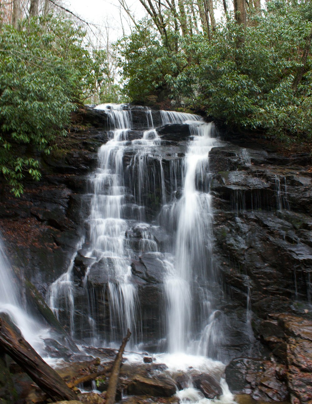 Ein großer Wasserfall mitten im Wald