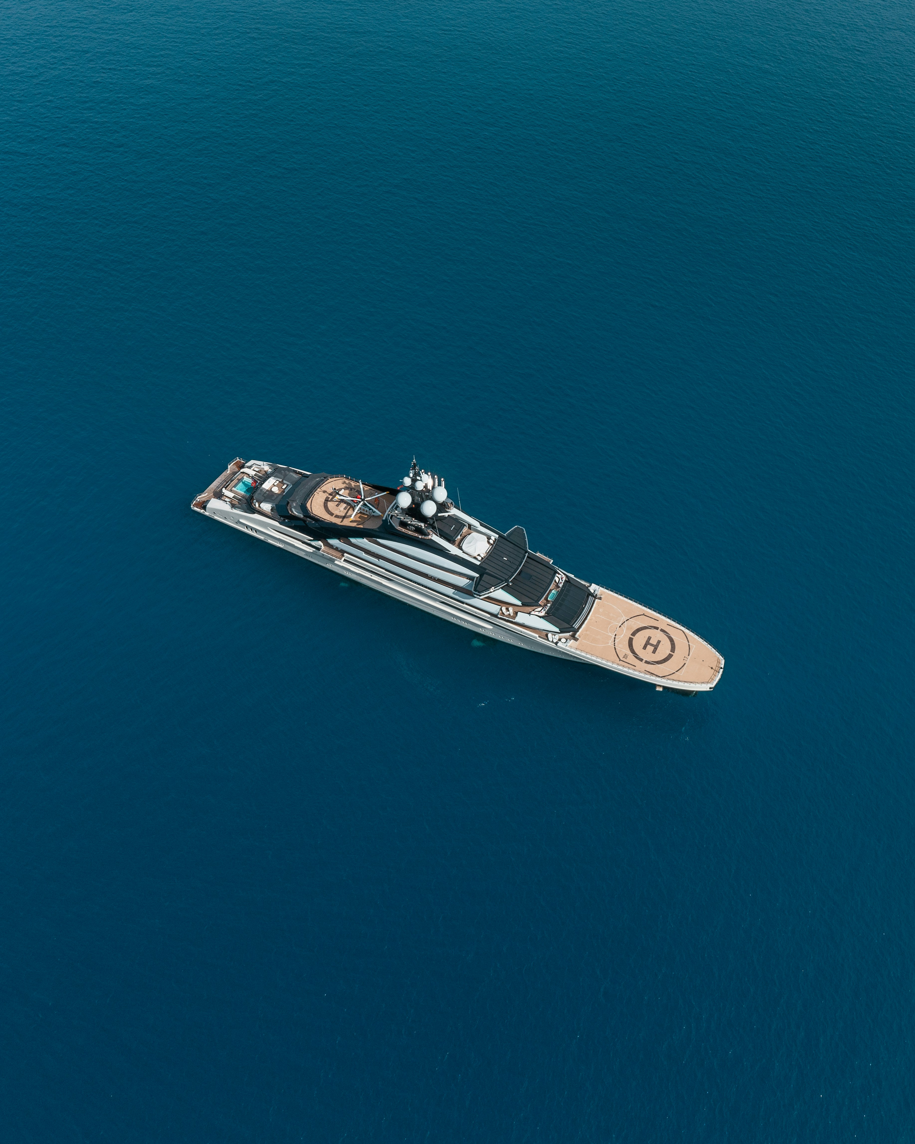 Ein Boot mitten in einem Gewässer