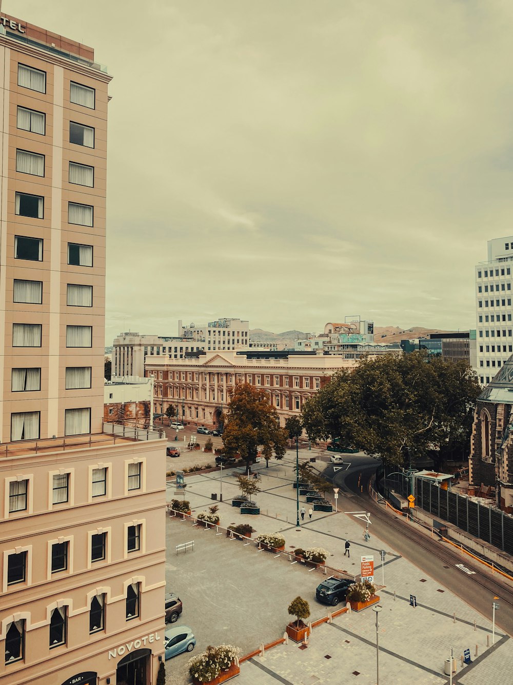 Blick auf eine Stadt von einem hohen Gebäude aus