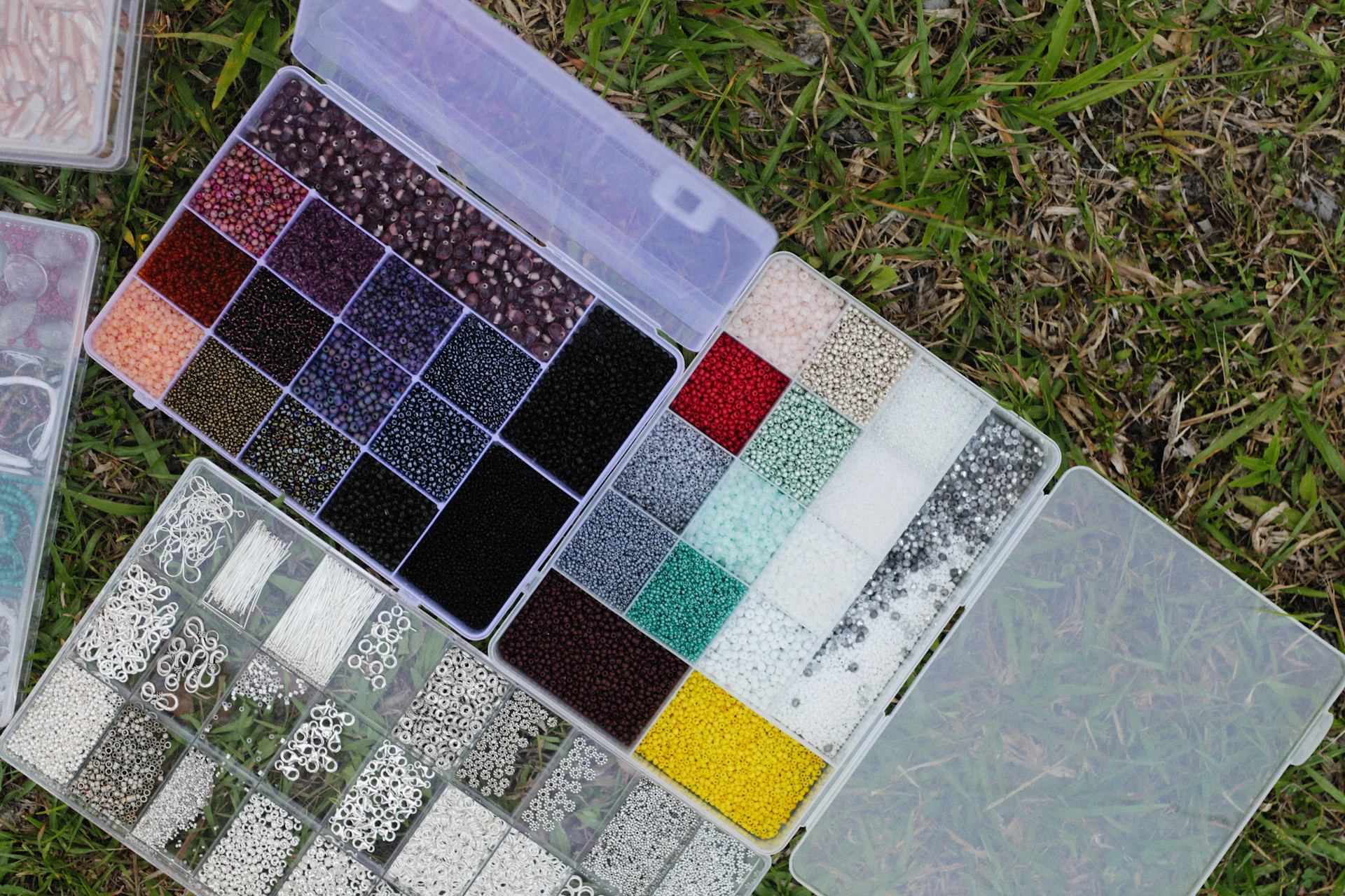 there are many different colors of sand in the grass