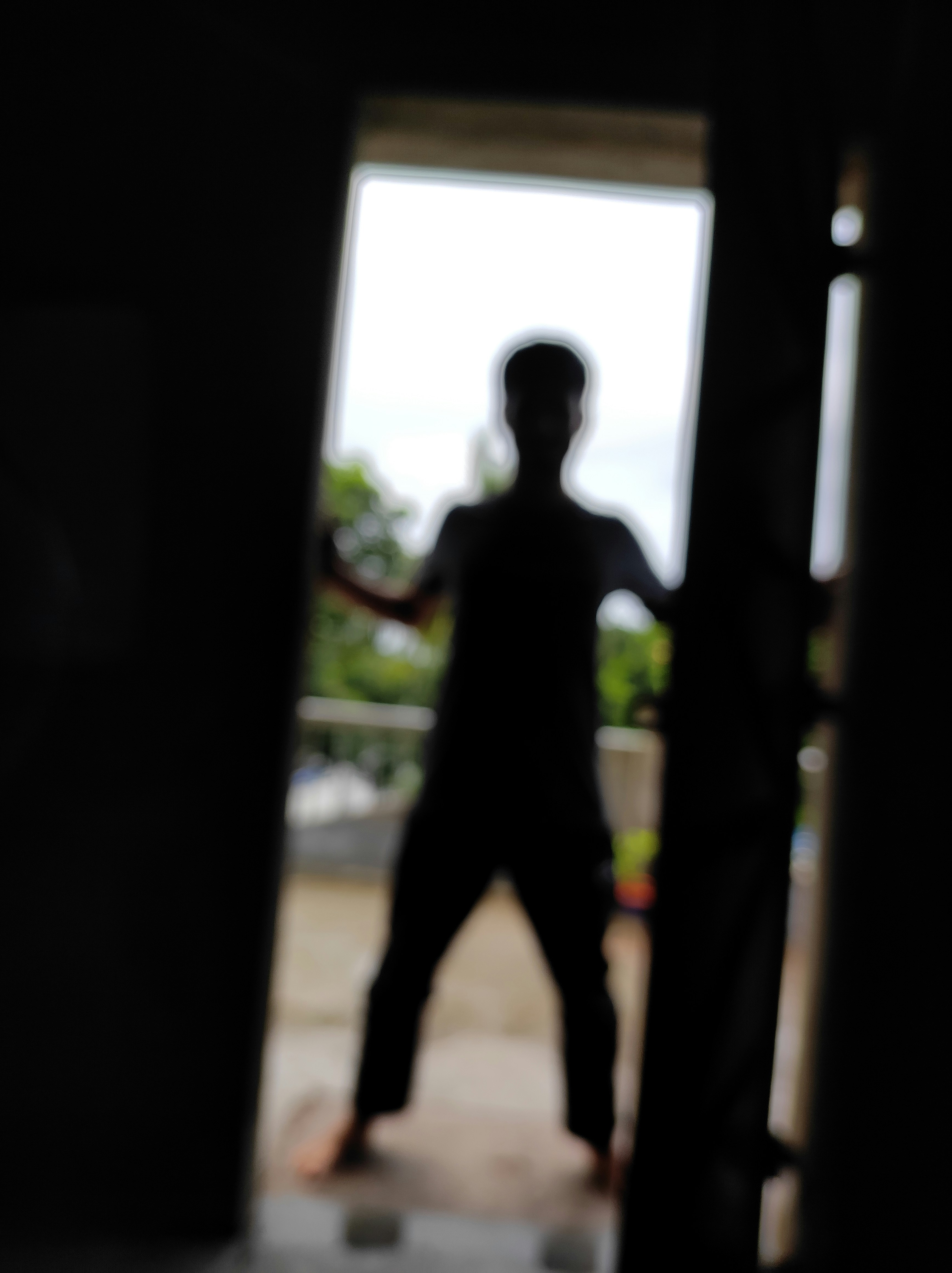 Eine Silhouette einer Person, die in einer Tür steht
