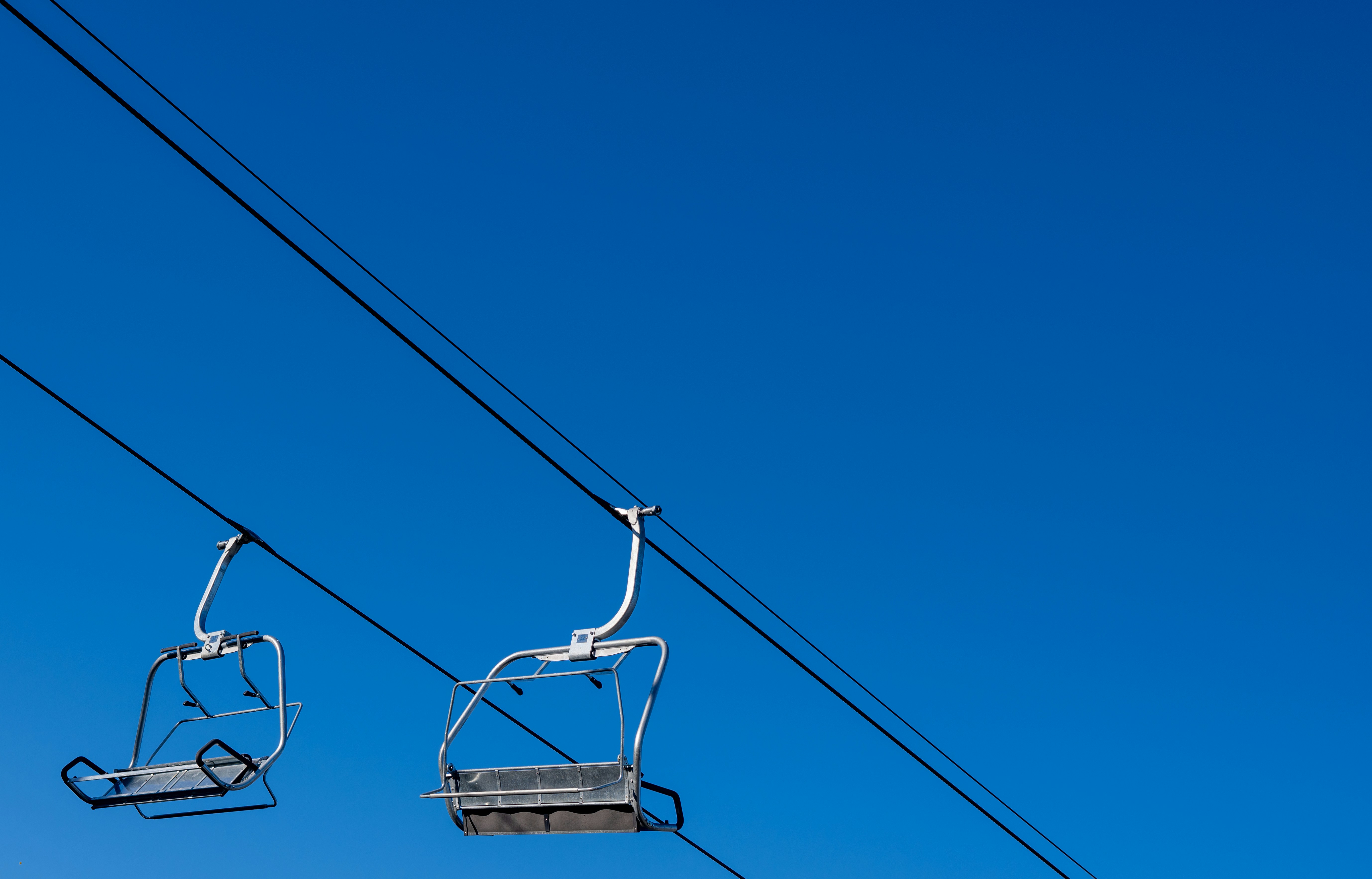 Un paio di impianti di risalita contro un cielo blu