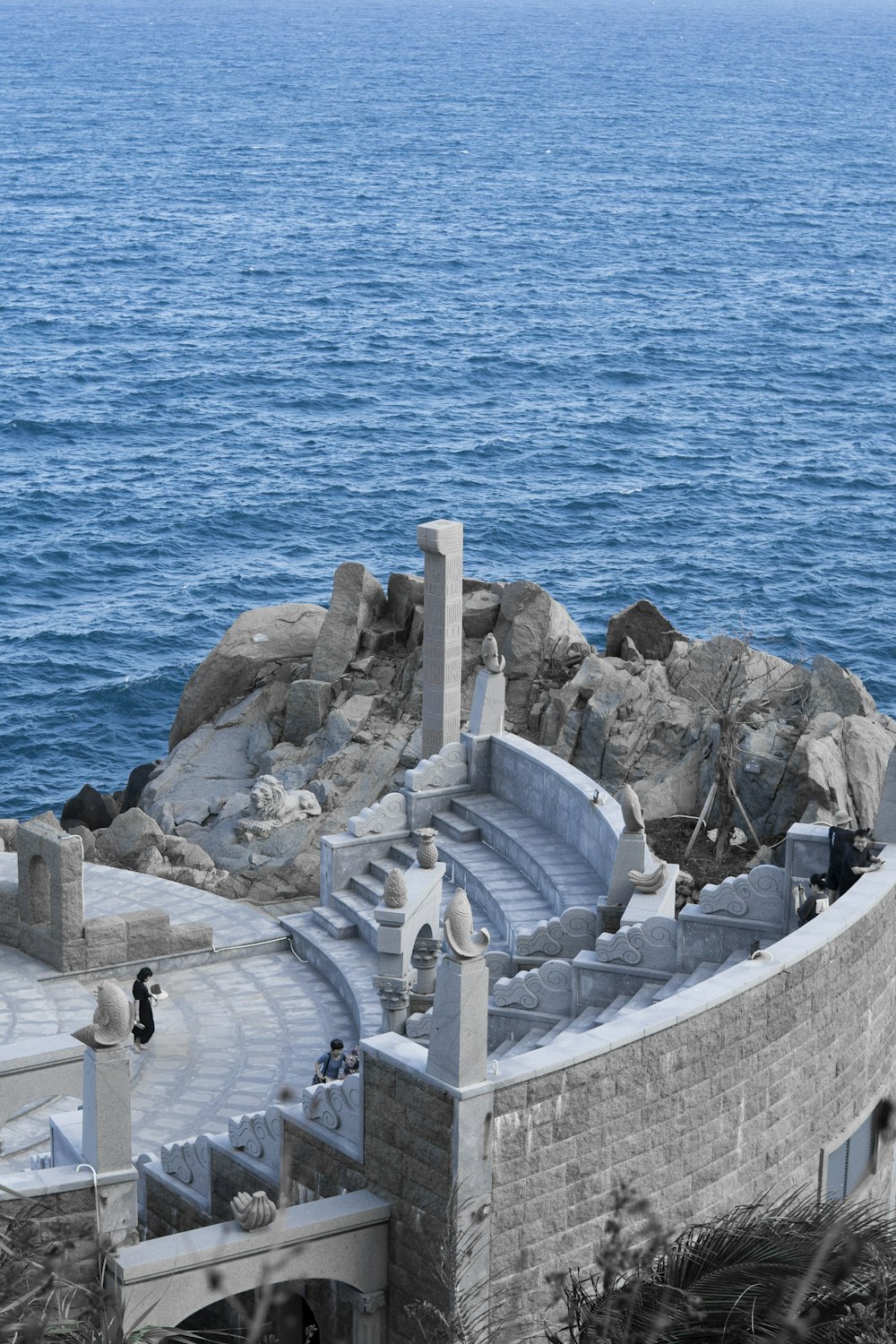 Ein Blick auf das Meer von der Spitze eines Gebäudes