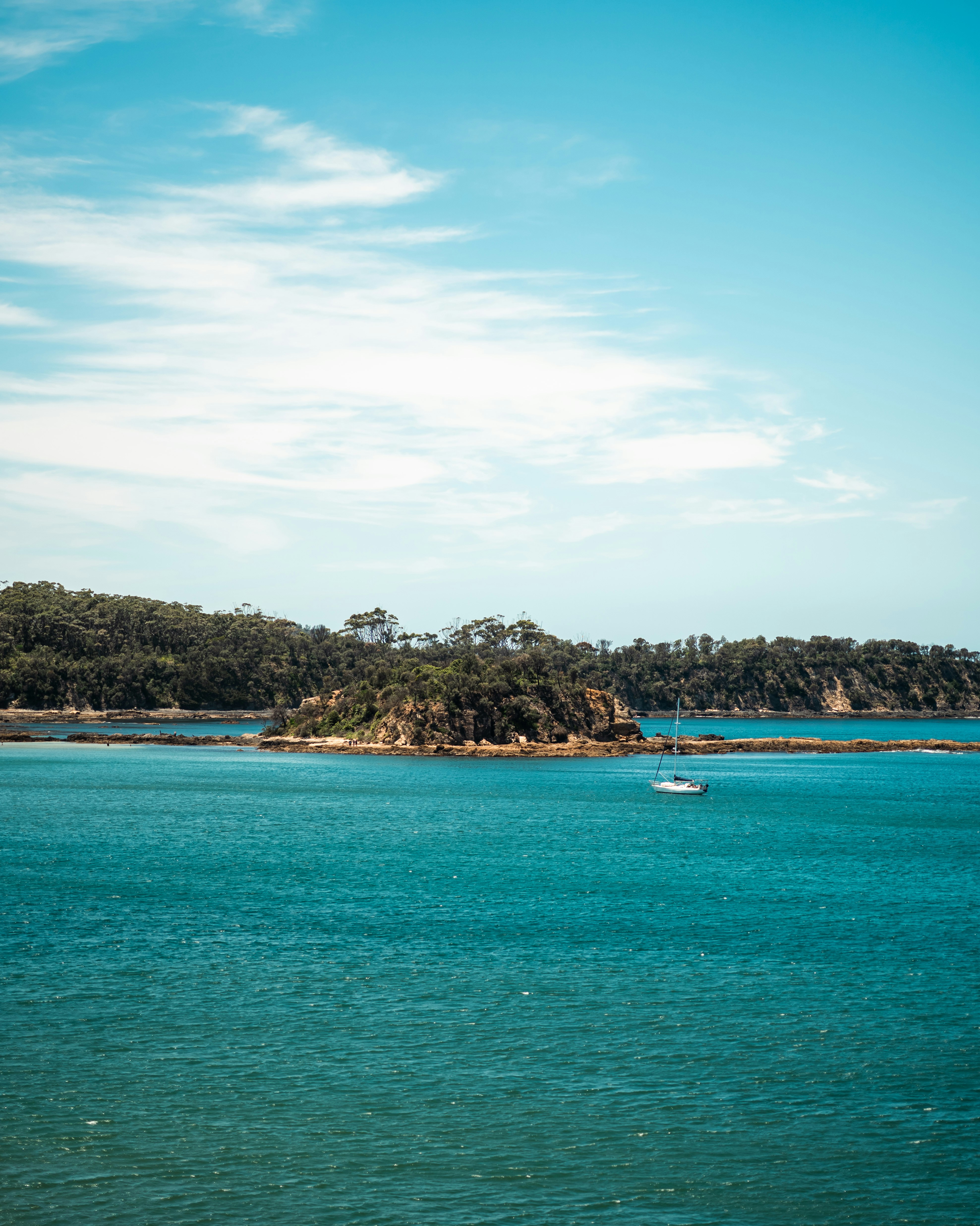 um barco flutuando em cima de um grande corpo de água
