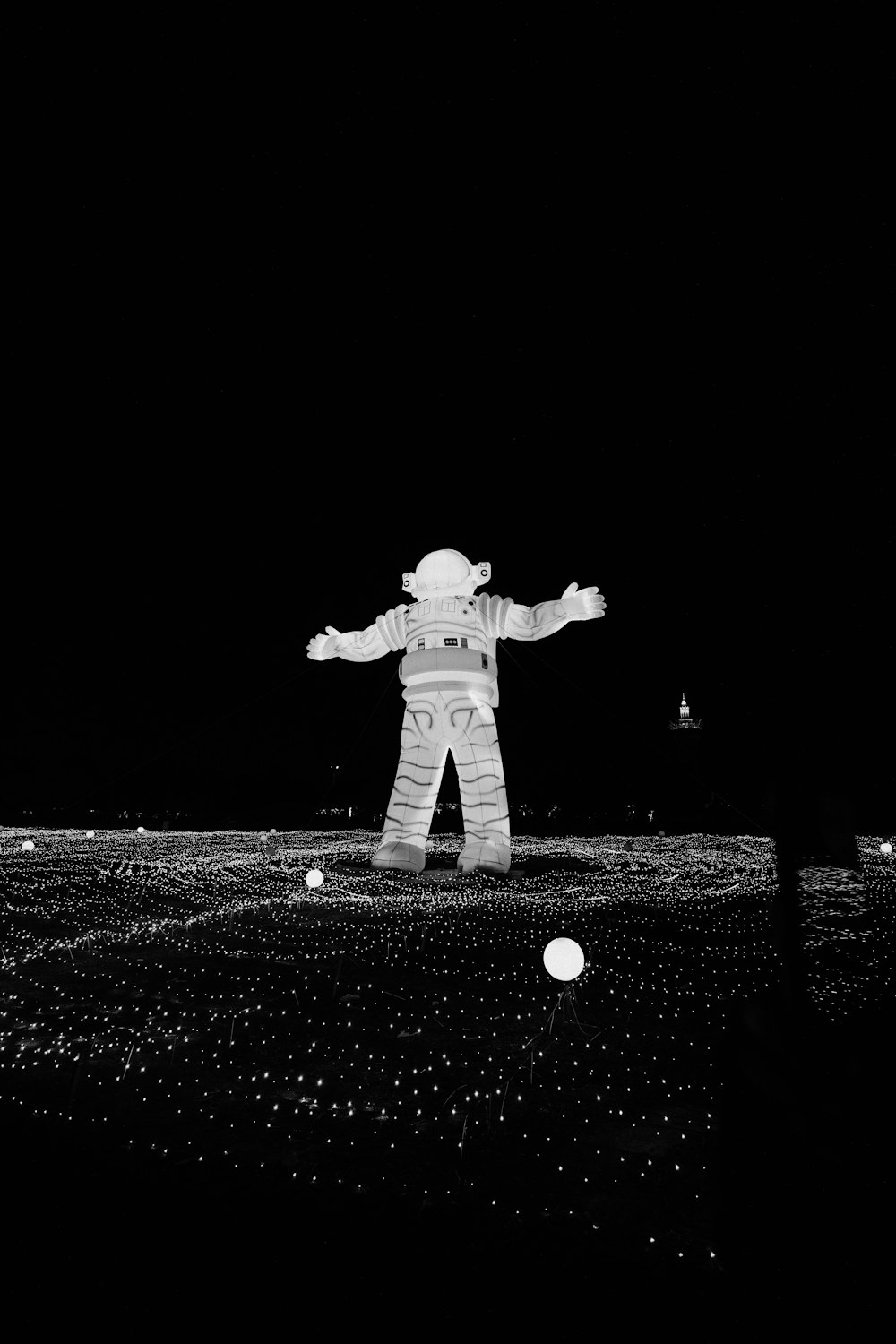 Ein Schwarz-Weiß-Foto eines Astronauten auf dem Mond