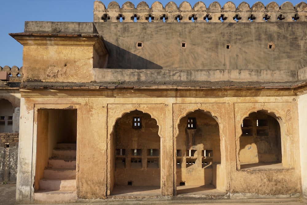 um edifício antigo com muitas janelas e arcos