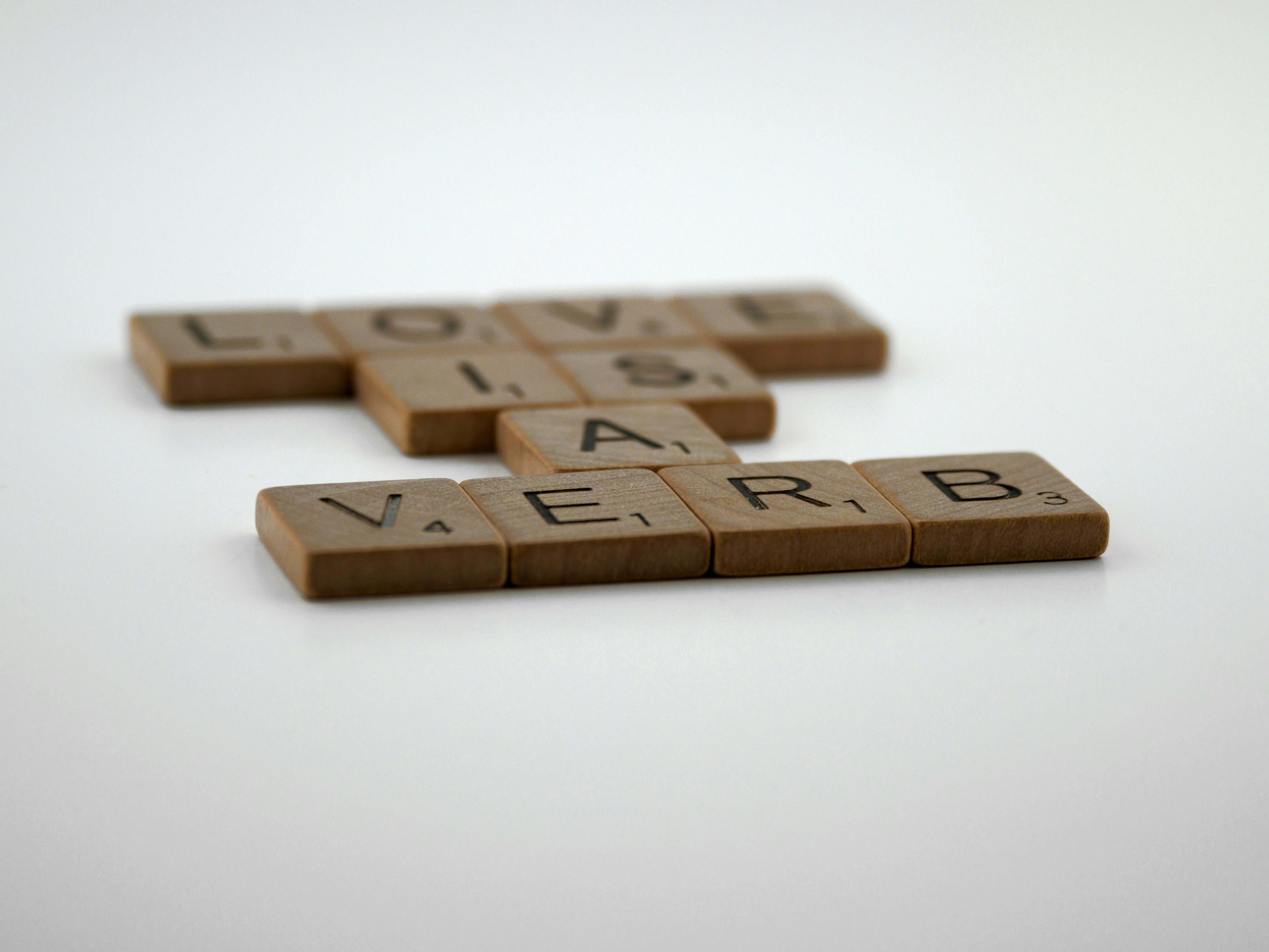 Dua Ubin Scrabble Mengeja Cinta Adalah Kata Kerja