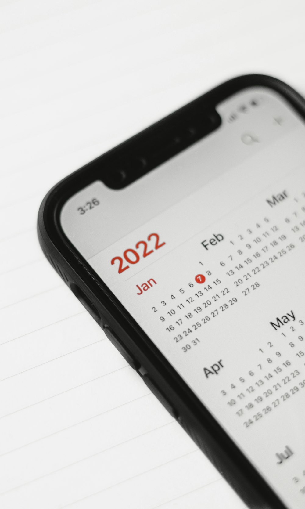 um telefone celular com um calendário na tela