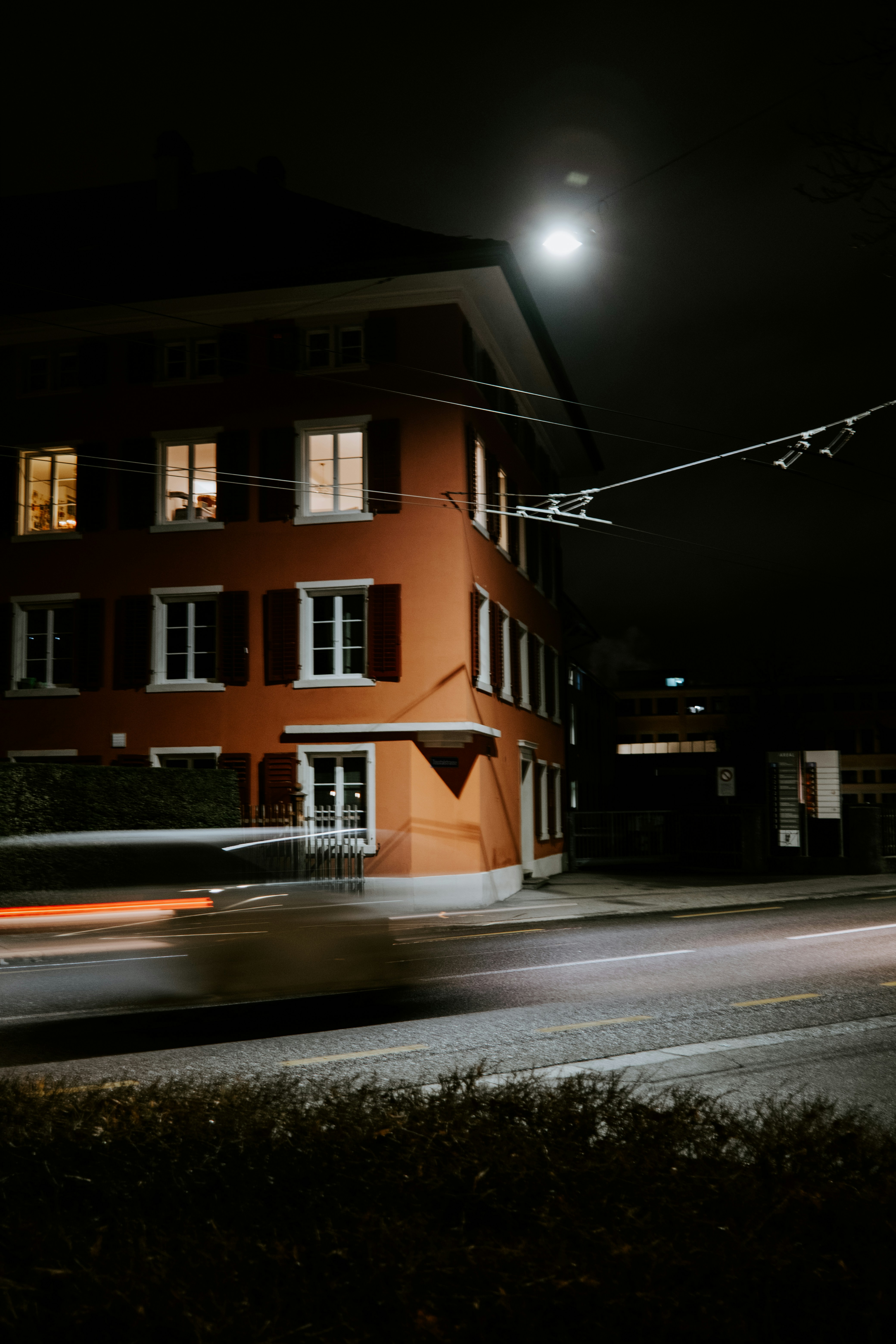 ein Auto, das nachts eine Straße entlang fährt