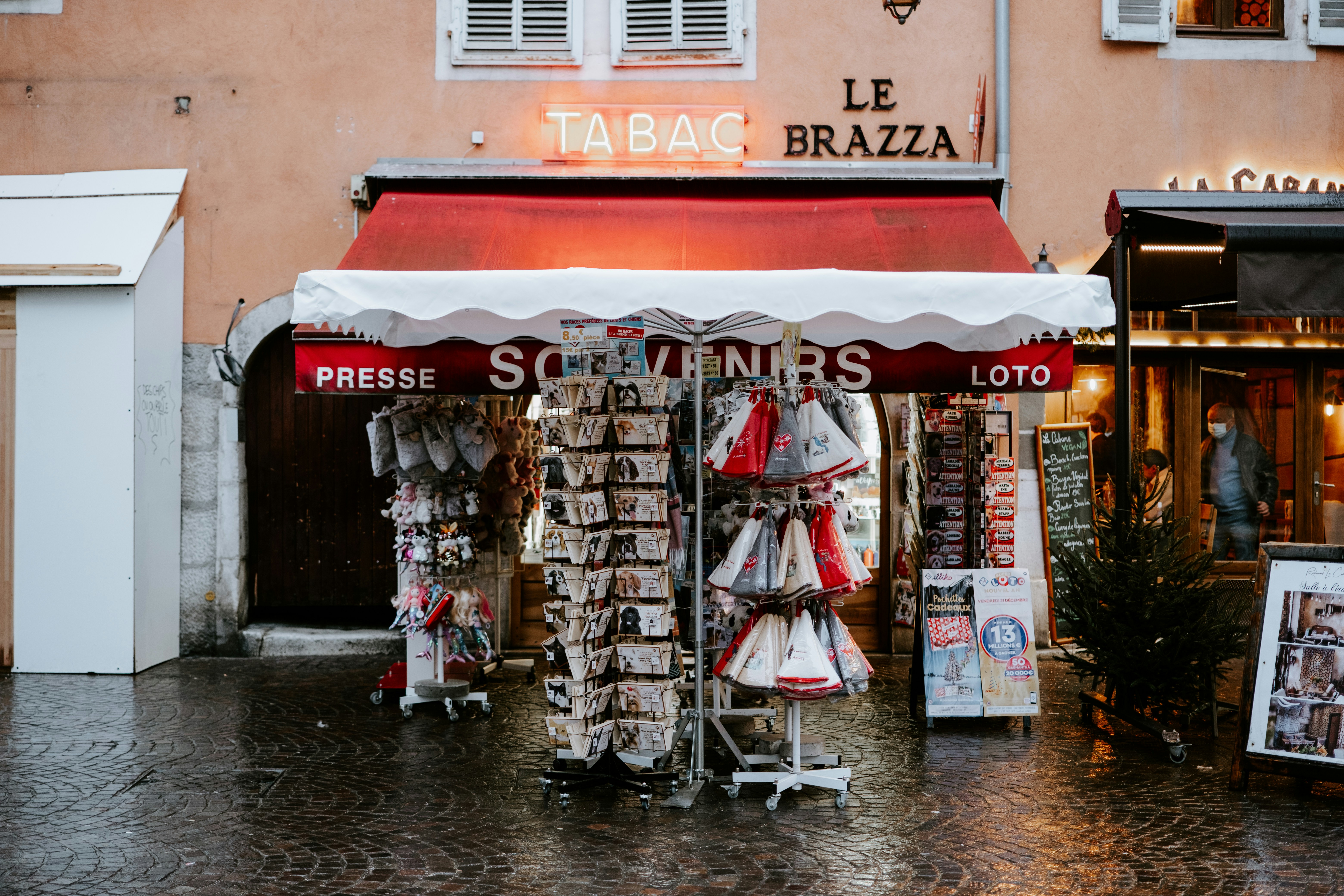 Le magasin qui n'ouvre que les jours de pluie main image 0