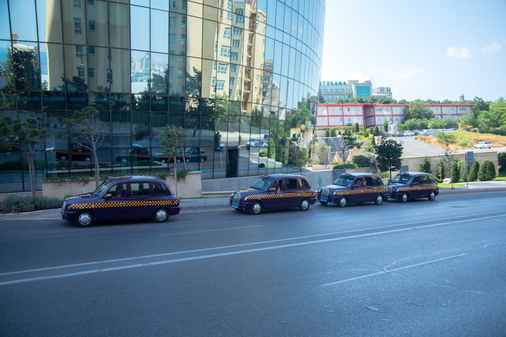 Un grupo de autos estacionados al costado de una carretera