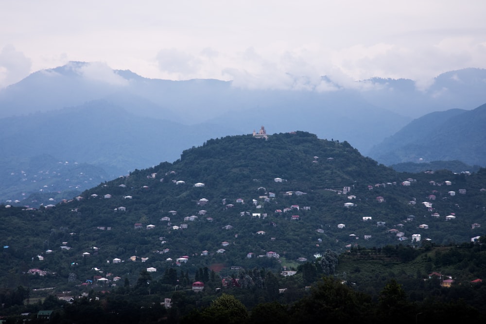 una vista di una montagna con case su di esso